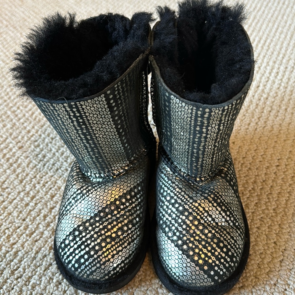 UGG Bailey Bow Holiday Sparkle Blk size 9